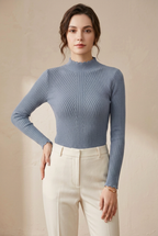 Camisola cinzento-azulada em modelo